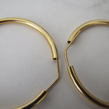 Charger l'image dans la galerie, Italian 18ct Yellow Gold Large Hoop Earrings - MercyMadge