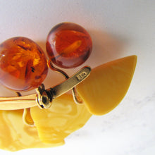 Lade das Bild in den Galerie-Viewer, Vintage 9ct Gold On Silver Baltic Mixed Amber Brooch. Big Carved Grape/Cherry Figural Brooch. Butterscotch & Cognac Amber Soviet Russian Pin