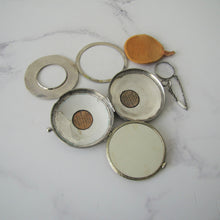 Charger l'image dans la galerie, Art Deco Sterling Silver Compact, R&G Co. - MercyMadge