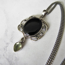 Cargar imagen en el visor de la galería, Vintage Whitby Jet Sterling Silver Pendant Necklace. - MercyMadge
