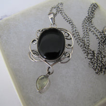 Cargar imagen en el visor de la galería, Vintage Whitby Jet Sterling Silver Pendant Necklace. - MercyMadge