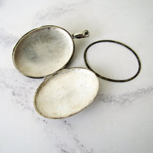 Cargar imagen en el visor de la galería, Victorian Aesthetic Engraved Silver Locket. - MercyMadge