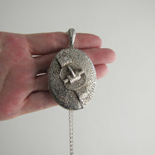 Cargar imagen en el visor de la galería, Victorian Aesthetic Engraved Silver Locket. - MercyMadge