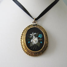 Cargar imagen en el visor de la galería, Victorian 15ct Gold Inlaid Pietra Dura Locket Pendant. - MercyMadge