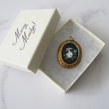 Cargar imagen en el visor de la galería, Victorian 15ct Gold Inlaid Pietra Dura Locket Pendant. - MercyMadge