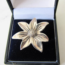 Load image into Gallery viewer, Vintage Sterling Silver Daisy Flower Ring. - MercyMadge