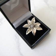 Load image into Gallery viewer, Vintage Sterling Silver Daisy Flower Ring. - MercyMadge