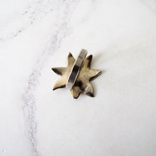 Load image into Gallery viewer, Vintage Sterling Silver Daisy Flower Ring. - MercyMadge