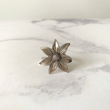Load image into Gallery viewer, Vintage Sterling Silver Daisy Flower Ring. - MercyMadge