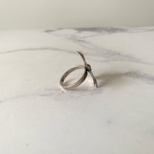 Load image into Gallery viewer, Vintage Sterling Silver Daisy Flower Ring. - MercyMadge