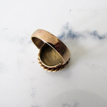 Lade das Bild in den Galerie-Viewer, Victorian 9ct Gold Signet Ring, Gem Set Engraved Bee. - MercyMadge