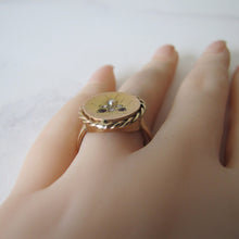 Lade das Bild in den Galerie-Viewer, Victorian 9ct Gold Signet Ring, Gem Set Engraved Bee. - MercyMadge