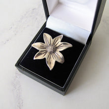 Load image into Gallery viewer, Vintage Sterling Silver Daisy Flower Ring. - MercyMadge
