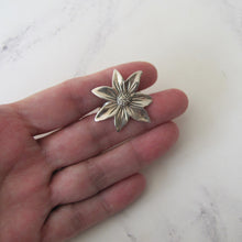 Load image into Gallery viewer, Vintage Sterling Silver Daisy Flower Ring. - MercyMadge