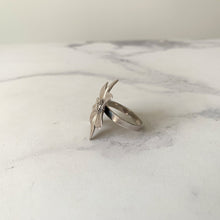 Load image into Gallery viewer, Vintage Sterling Silver Daisy Flower Ring. - MercyMadge