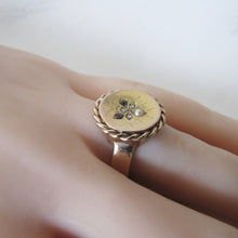 Lade das Bild in den Galerie-Viewer, Victorian 9ct Gold Signet Ring, Gem Set Engraved Bee. - MercyMadge