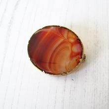 Charger l'image dans la galerie, Antique Scottish Banded Banded Agate Brooch. Edwardian Rolled Gold Oval Carnelian Brooch. Antique Scottish Pebble Jewellery