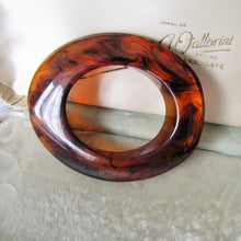 Cargar imagen en el visor de la galería, Huge 1930s Art Deco Amber Bakelite  Brooch. Abstract Ellipse Brooch. Translucent Root Beer Bakelite Statement Ring Brooch.
