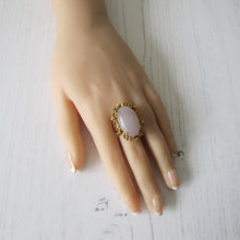 Cargar imagen en el visor de la galería, Vintage 18ct Gold & Jade Ring. 20 Carat Lavender Jade Cocktail Ring. 1970s Modernist Floral Statement Ring, Size US 8-1/2, UK Q-1/2, EU 58