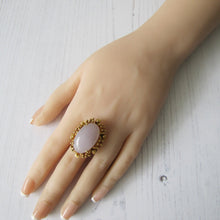 Cargar imagen en el visor de la galería, Vintage 18ct Gold & Jade Ring. 20 Carat Lavender Jade Cocktail Ring. 1970s Modernist Floral Statement Ring, Size US 8-1/2, UK Q-1/2, EU 58