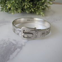 Cargar imagen en el visor de la galería, Vintage English Silver Buckle Bracelet Cuff. Floral Engraved Sterling Silver Victorian Style Buckle Bangle, 1976 Hallmarks.