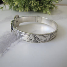 Cargar imagen en el visor de la galería, Vintage English Silver Buckle Bracelet Cuff. Floral Engraved Sterling Silver Victorian Style Buckle Bangle, 1976 Hallmarks.