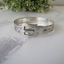 Cargar imagen en el visor de la galería, Vintage English Silver Buckle Bracelet Cuff. Floral Engraved Sterling Silver Victorian Style Buckle Bangle, 1976 Hallmarks.
