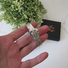 Cargar imagen en el visor de la galería, Vintage English Silver Buckle Bracelet Cuff. Floral Engraved Sterling Silver Victorian Style Buckle Bangle, 1976 Hallmarks.