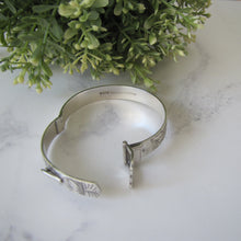 Cargar imagen en el visor de la galería, Vintage English Silver Buckle Bracelet Cuff. Floral Engraved Sterling Silver Victorian Style Buckle Bangle, 1976 Hallmarks.