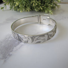 Cargar imagen en el visor de la galería, Vintage English Silver Buckle Bracelet Cuff. Floral Engraved Sterling Silver Victorian Style Buckle Bangle, 1976 Hallmarks.