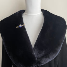 Cargar imagen en el visor de la galería, Antique 9ct Gold and Blue Iolite Sweetheart Brooch. Victorian Luckenbooth Heart Love Token Wedding Brooch.