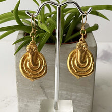 Carica l'immagine nel visualizzatore di Gallery, Antique Akan Gold Weight Replica Earrings. Figural Snake African Ashanti Earrings. Vintage Alva Studio Museum Replica Jewelry, New Old Stock
