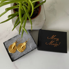 Carica l'immagine nel visualizzatore di Gallery, Antique Akan Gold Weight Replica Earrings. Figural Snake African Ashanti Earrings. Vintage Alva Studio Museum Replica Jewelry, New Old Stock