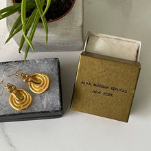 Carica l'immagine nel visualizzatore di Gallery, Antique Akan Gold Weight Replica Earrings. Figural Snake African Ashanti Earrings. Vintage Alva Studio Museum Replica Jewelry, New Old Stock