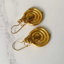 Carica l'immagine nel visualizzatore di Gallery, Antique Akan Gold Weight Replica Earrings. Figural Snake African Ashanti Earrings. Vintage Alva Studio Museum Replica Jewelry, New Old Stock