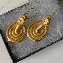 Carica l'immagine nel visualizzatore di Gallery, Antique Akan Gold Weight Replica Earrings. Figural Snake African Ashanti Earrings. Vintage Alva Studio Museum Replica Jewelry, New Old Stock