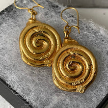 Carica l'immagine nel visualizzatore di Gallery, Antique Akan Gold Weight Replica Earrings. Figural Snake African Ashanti Earrings. Vintage Alva Studio Museum Replica Jewelry, New Old Stock