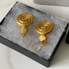 Carica l'immagine nel visualizzatore di Gallery, Antique Akan Gold Weight Replica Earrings. Figural Snake African Ashanti Earrings. Vintage Alva Studio Museum Replica Jewelry, New Old Stock