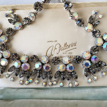 Lade das Bild in den Galerie-Viewer, Vintage 1950s Austrian Crystal Collar Necklace. Misty Grey Aurora Borealis Rhinestone Flower Necklace.