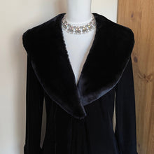 Lade das Bild in den Galerie-Viewer, Vintage 1950s Austrian Crystal Collar Necklace. Misty Grey Aurora Borealis Rhinestone Flower Necklace.