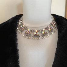 Lade das Bild in den Galerie-Viewer, Vintage 1950s Austrian Crystal Collar Necklace. Misty Grey Aurora Borealis Rhinestone Flower Necklace.
