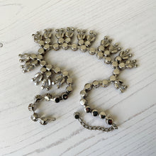 Lade das Bild in den Galerie-Viewer, Vintage 1950s Austrian Crystal Collar Necklace. Misty Grey Aurora Borealis Rhinestone Flower Necklace.