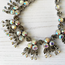 Lade das Bild in den Galerie-Viewer, Vintage 1950s Austrian Crystal Collar Necklace. Misty Grey Aurora Borealis Rhinestone Flower Necklace.