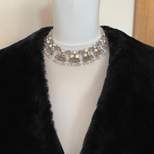 Lade das Bild in den Galerie-Viewer, Vintage 1950s Austrian Crystal Collar Necklace. Misty Grey Aurora Borealis Rhinestone Flower Necklace.