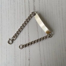 Carica l'immagine nel visualizzatore di Gallery, Vintage 1978 Sterling Silver ID Bracelet. Chunky Cuban Curb Chain Identity Bracelet, London Hallmarks. Original 1970s Retro Unisex Jewelry