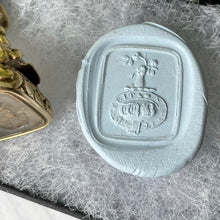 Charger l'image dans la galerie, Georgian 15ct Gold Seal Fob - Fairness Wins. Carved Moonstone Latin Intaglio Fob Seal. Armorial Crest/Coat Of Arms Wax Seal Fob, Circa 1760