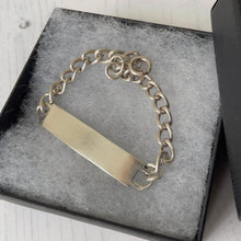 Carica l'immagine nel visualizzatore di Gallery, Vintage 1978 Sterling Silver ID Bracelet. Chunky Cuban Curb Chain Identity Bracelet, London Hallmarks. Original 1970s Retro Unisex Jewelry