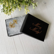 Cargar imagen en el visor de la galería, Vintage 1940s Fouled Anchor Sterling Silver Pin. United States Navy Patriotic Sweetheart Brooch, Vanguard NY. World War 2 Sweetheart Jewelry