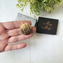 Cargar imagen en el visor de la galería, Antique 9ct Gold Locket & Chain. Edwardian/Art Deco Guilloche Engraved Round Locket On Belcher Chain