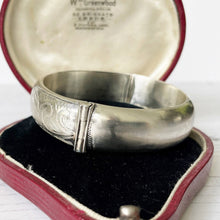 Cargar imagen en el visor de la galería, Vintage Victorian Style Silver Bracelet, Engraved Ferns. English Sterling Silver Hinged Bangle. Sweetheart Bracelet, Hallmarked 1959